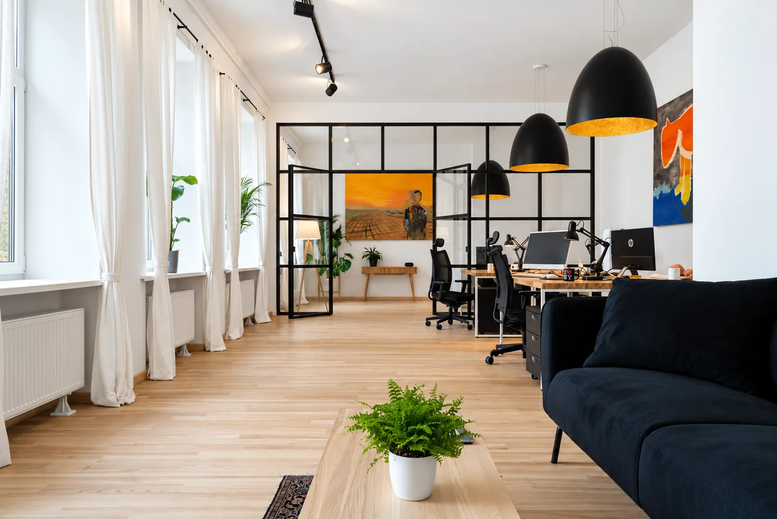 Coworking Riga privātais birojs ar dīvānu un stikla sienu