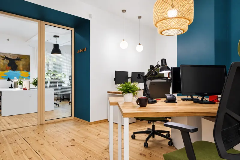 Coworking Riga privātais birojs ar zilu sienu